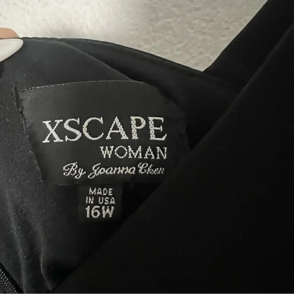 Elegant Black One-Shoulder Dress - Picture 3 of 5